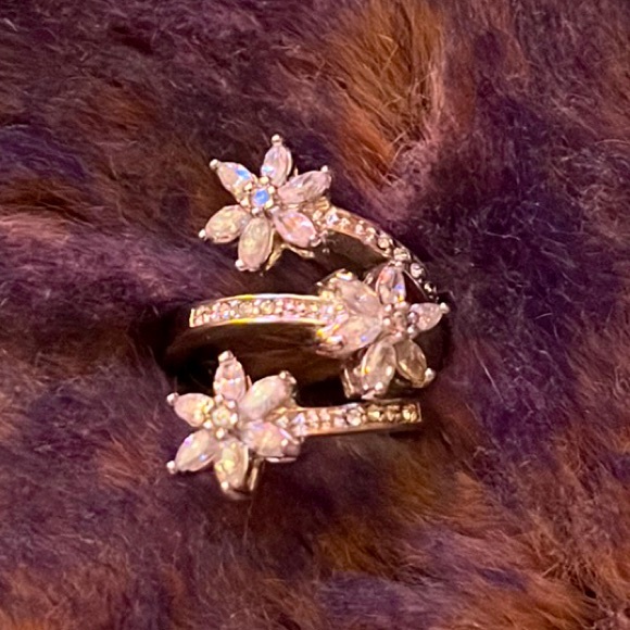 ✨3/$30✨ Adjustable floral cz ring - Picture 2 of 2